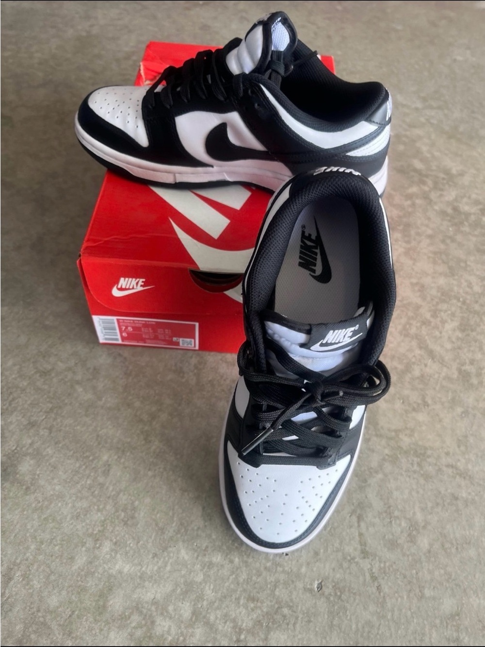 WOMENS NIKE LOW DUNKS 7.5